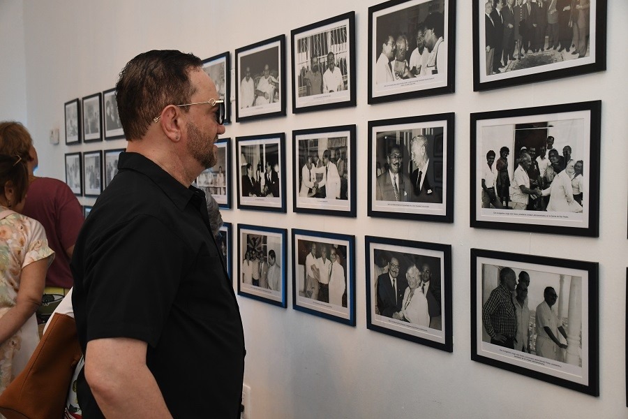 El cantautor Chelito De Castro observando la fotografía de su padre, don Chelo De Castro, junto al maestro José Consuegra Higgins.