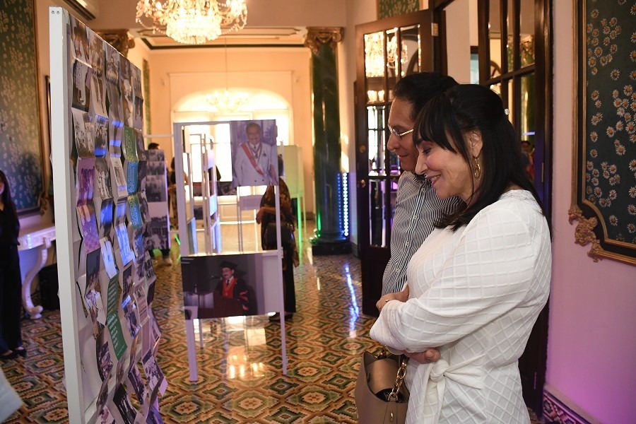 Ana Consuegra de Bayuelo y Porfirio Bayuelo Schoonewolff recorriendo la exposición.