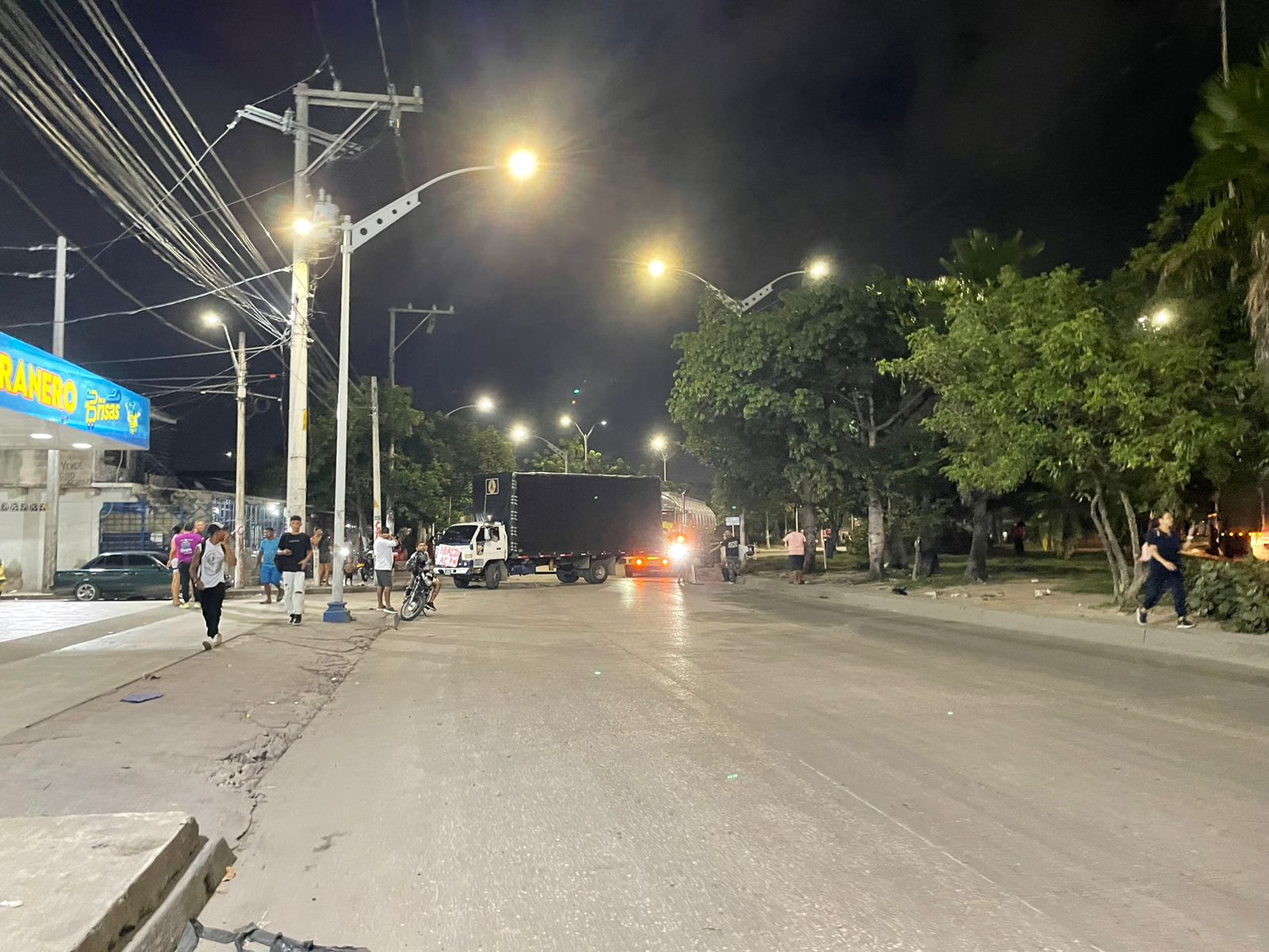 Los bloqueo de esta noche por parte de camioneros en el bulevar de Simón Bolívar. 