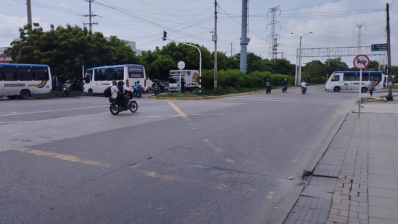 Bloqueo de conductores este viernes en la prolongación de Murillo. 