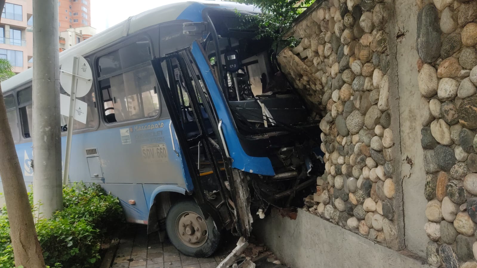 Bus chocó contra casa en la 84 con 56