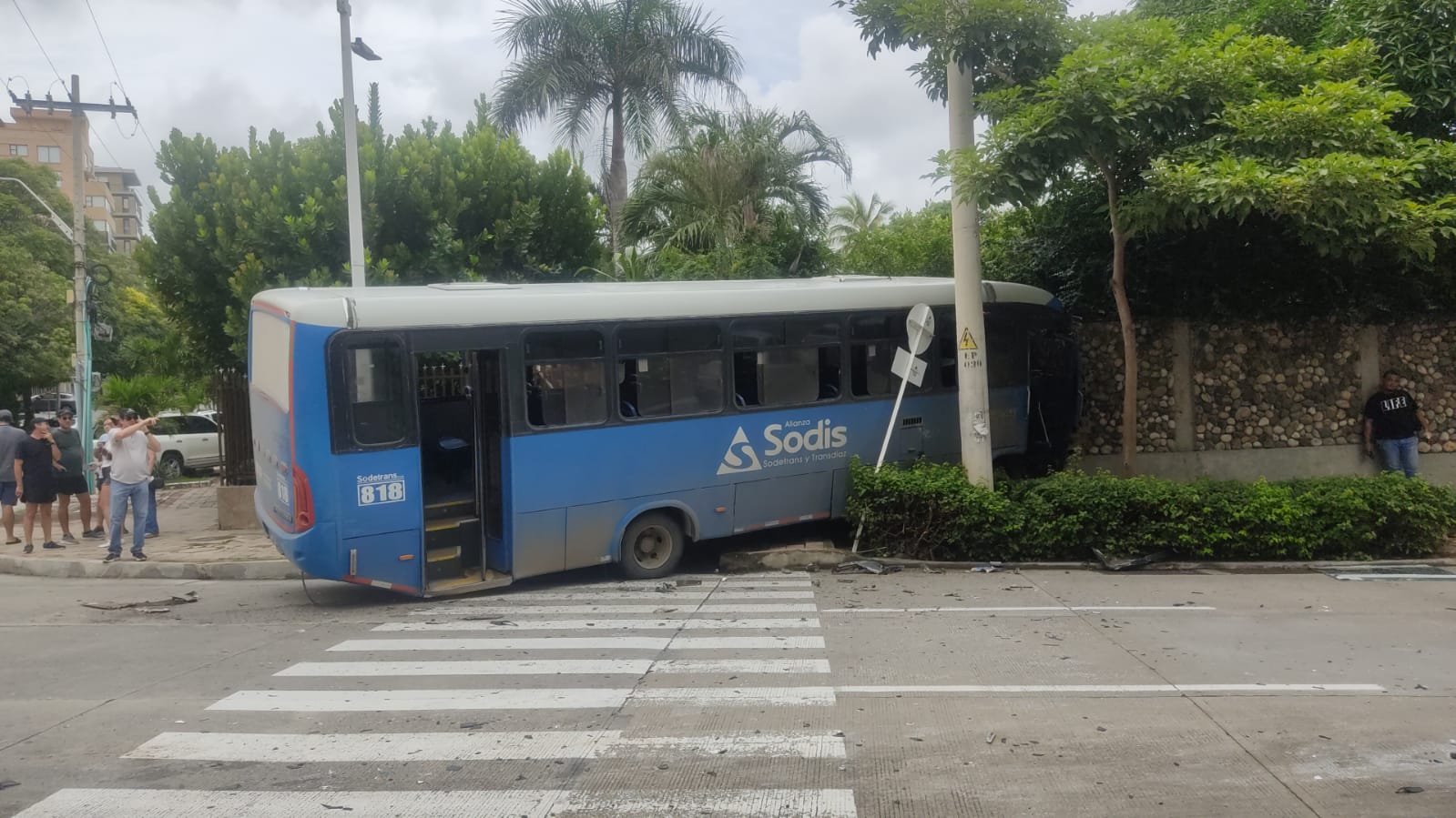 Bus chocó contra casa en la 84 con 56