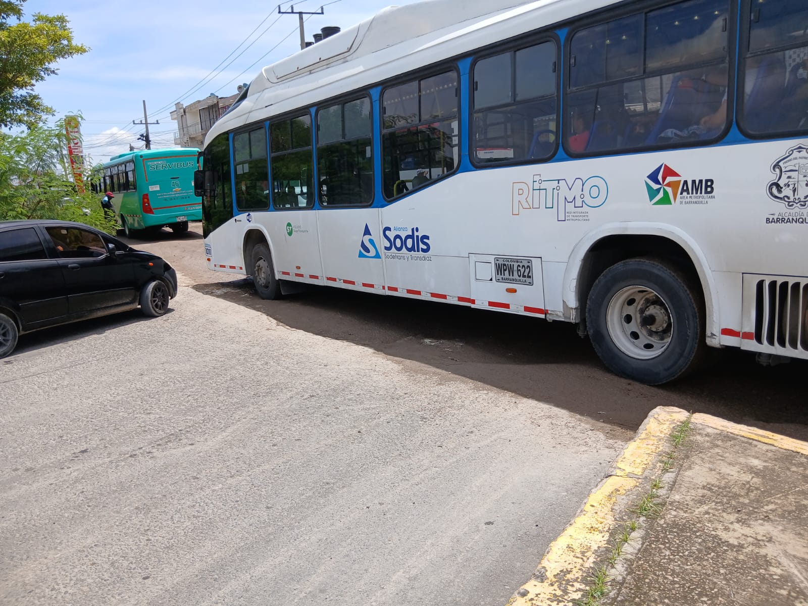 Los buses y vehículos que pasan por la zona de la Circunvalar se van deteriorando. 