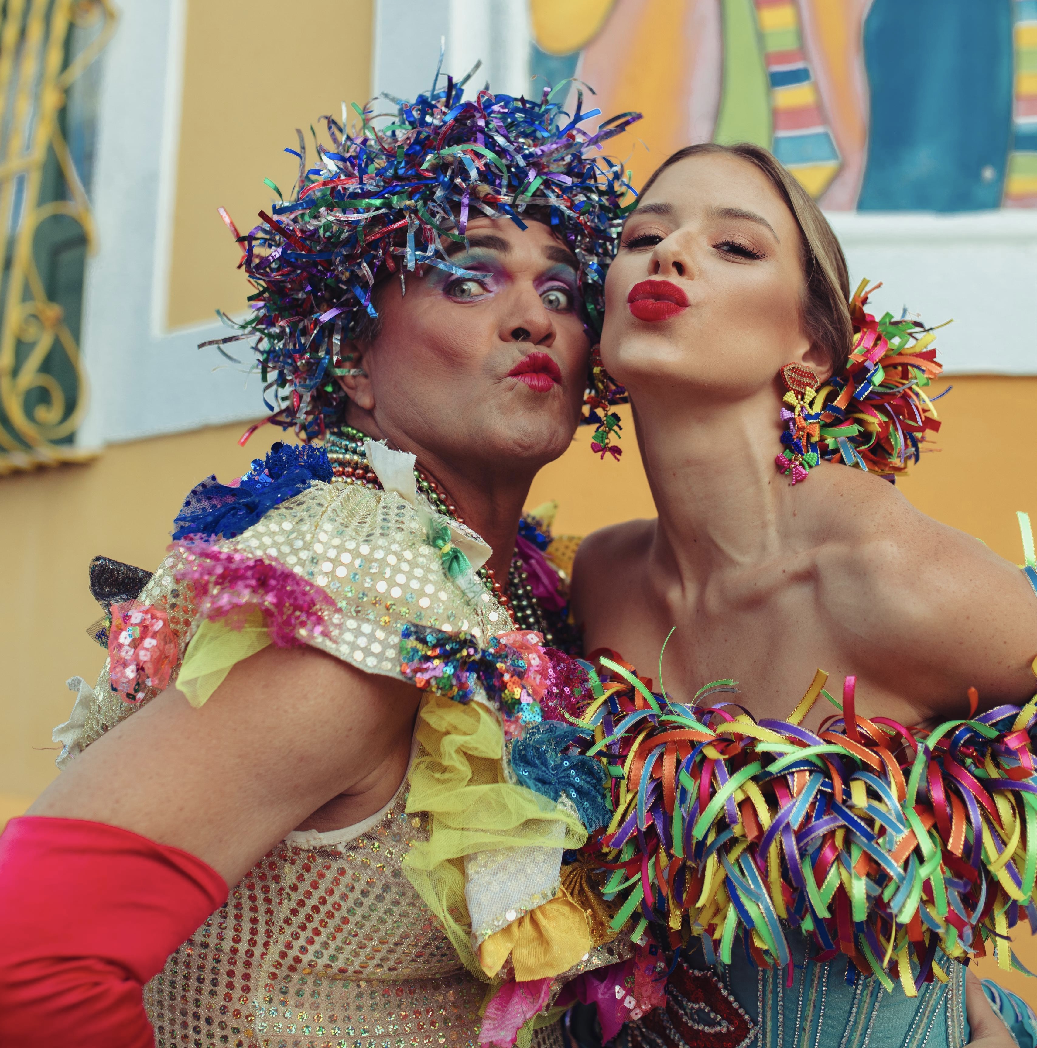 La soberana Tatiana Angulo Fernández De Castro junto al disfraz insignia del Carnaval 'Maria monitos'. 