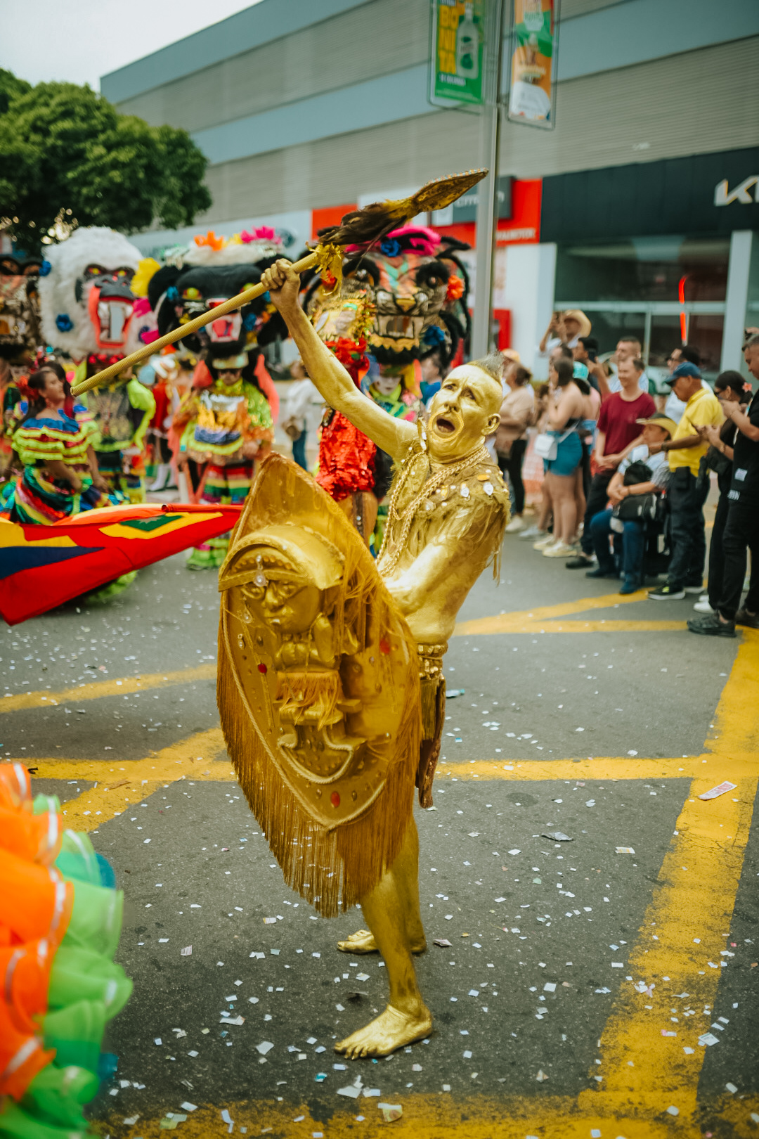 El disfraz el Mohicano Dorado durante el desfile.