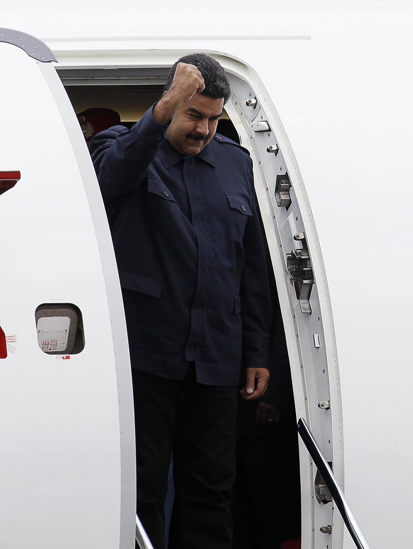 El Presidente de Venezuela, Nicolás Maduro, mientras desciende del avión presidencial.