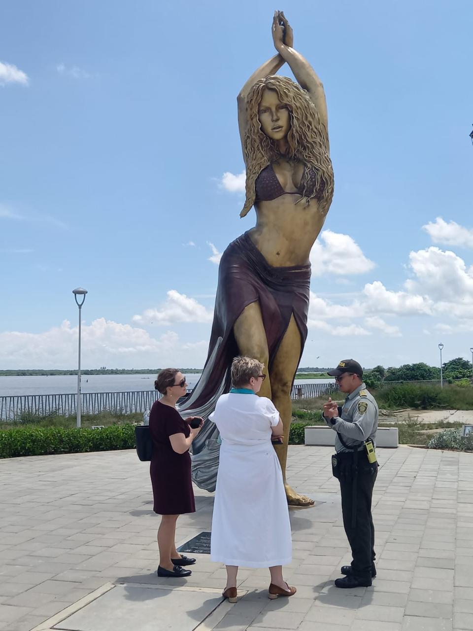 La Policía realizando vigilancia en la zona turística del Malecón del Río, frente a la estatua de Shakira. 