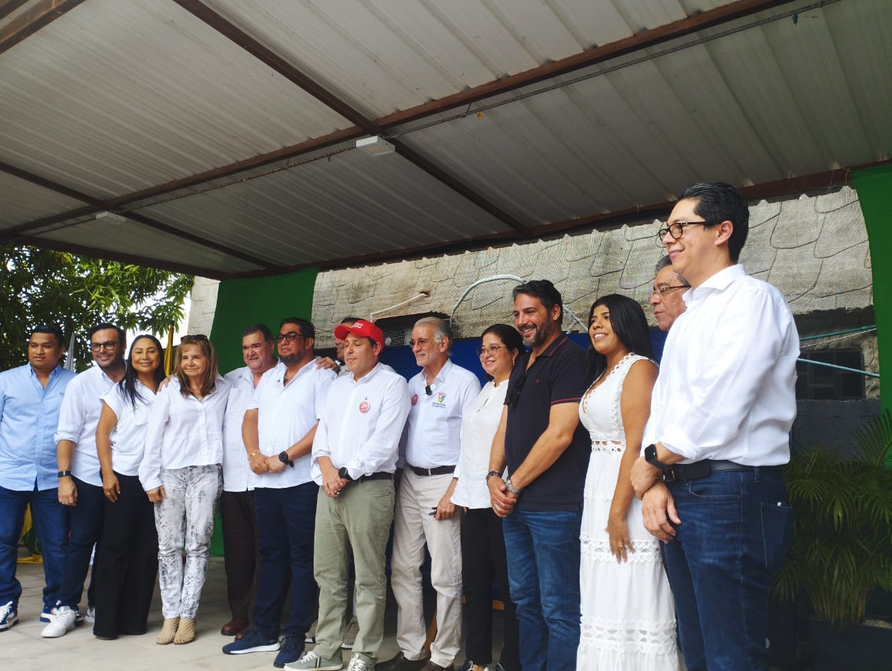 El ministro de las TIC junto al gobernador Eduardo Verano, los alcaldes de Soledad, Sabanalarga y Puerto Colombia, diputados y senadores.