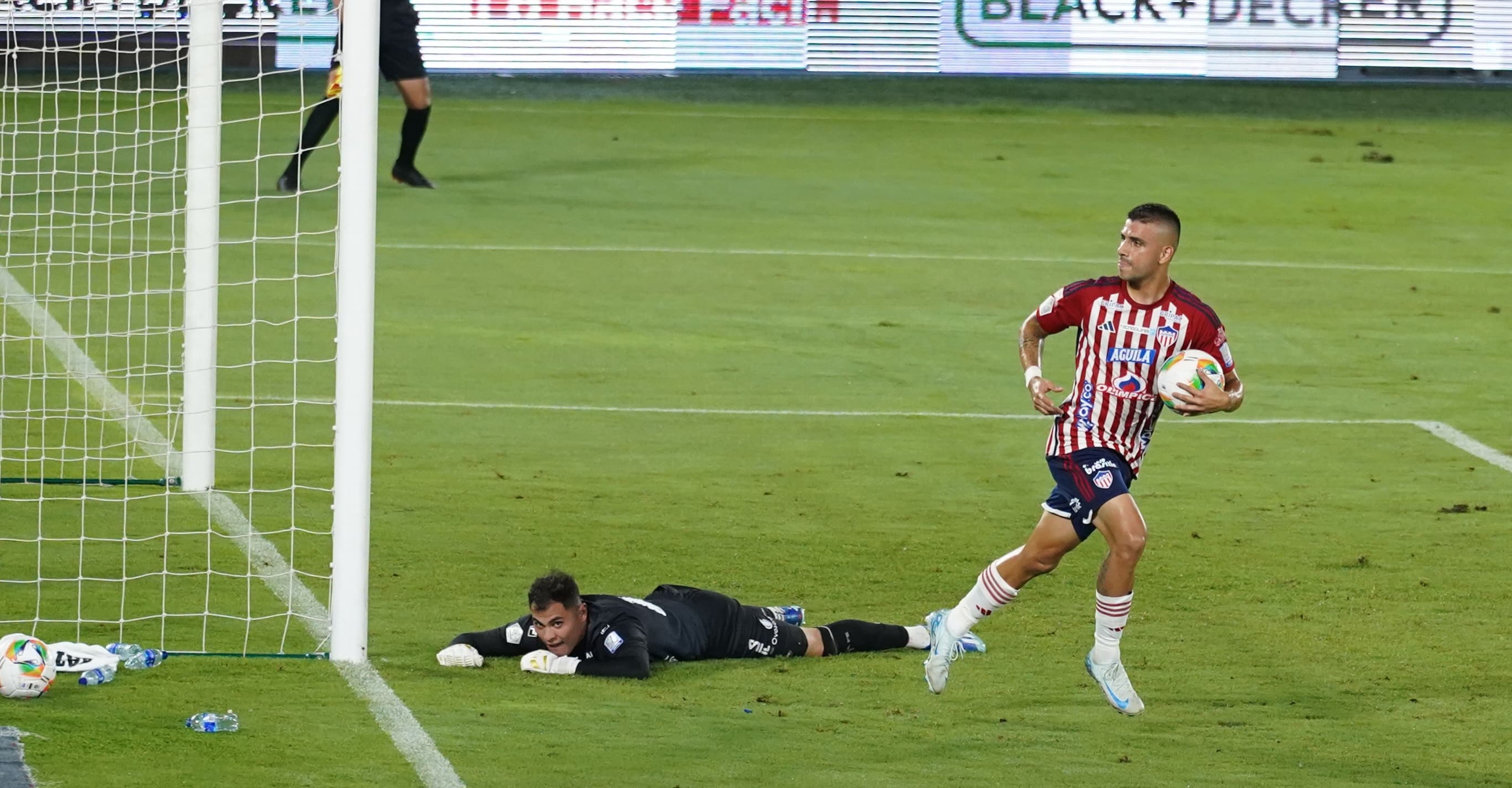 Steven 'Titi' Rodríguez celebrando su gol.