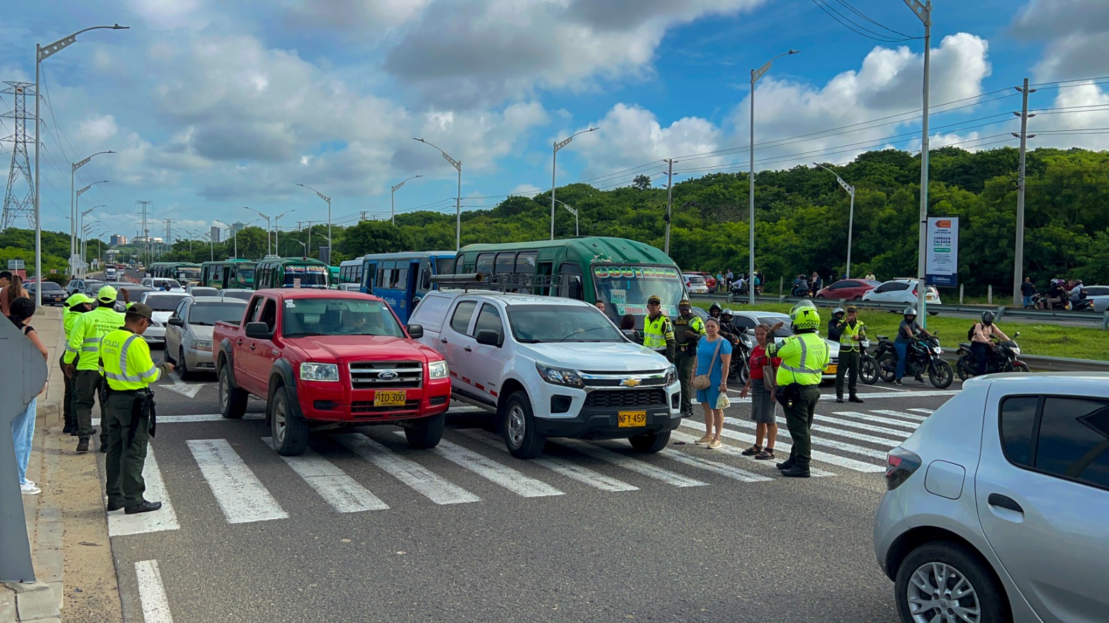 Reguladores de tránsito en Avenida Circunvalar con Carrera 43.