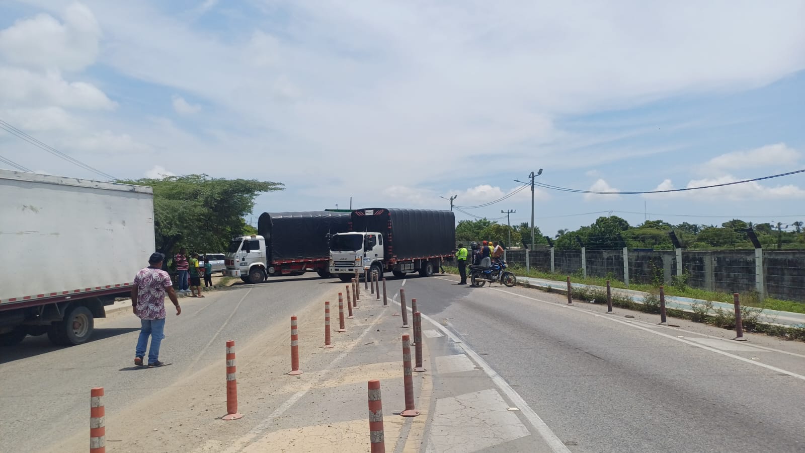 Camiones bloqueando la vía que conecta a Barranquilla con Palermo. 