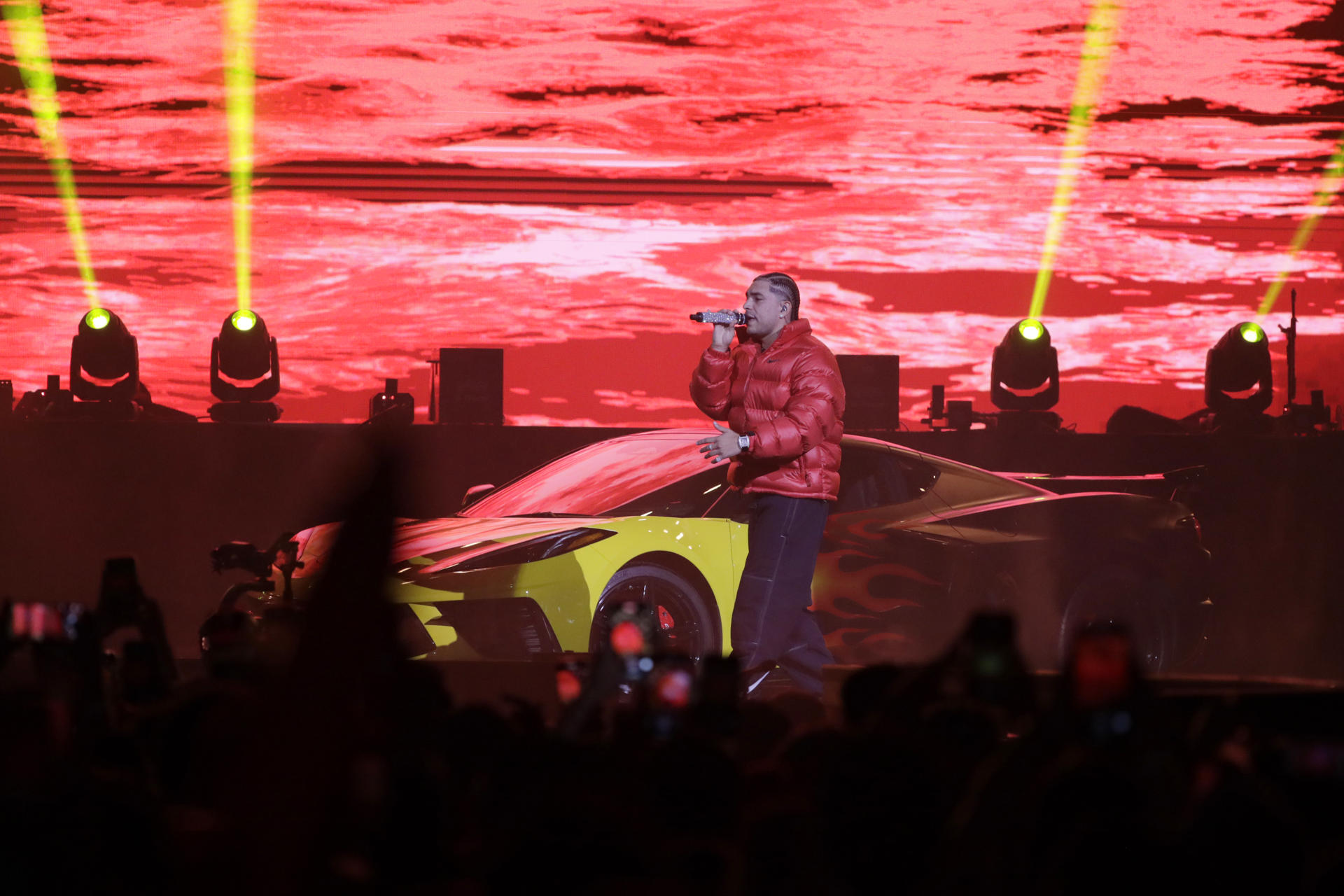 Ryan Castro, canta durante una presentación en el Movistar Arena.