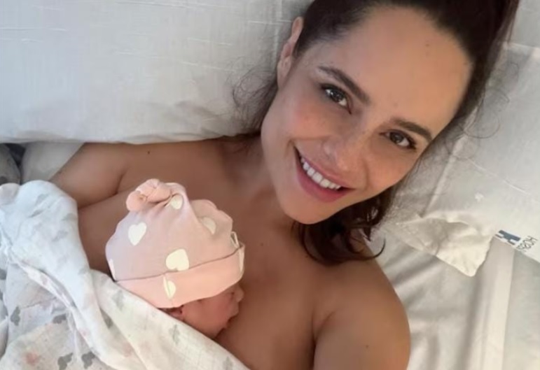 La actriz Ana Lucía Domínguez y su primera hija recién nacida.