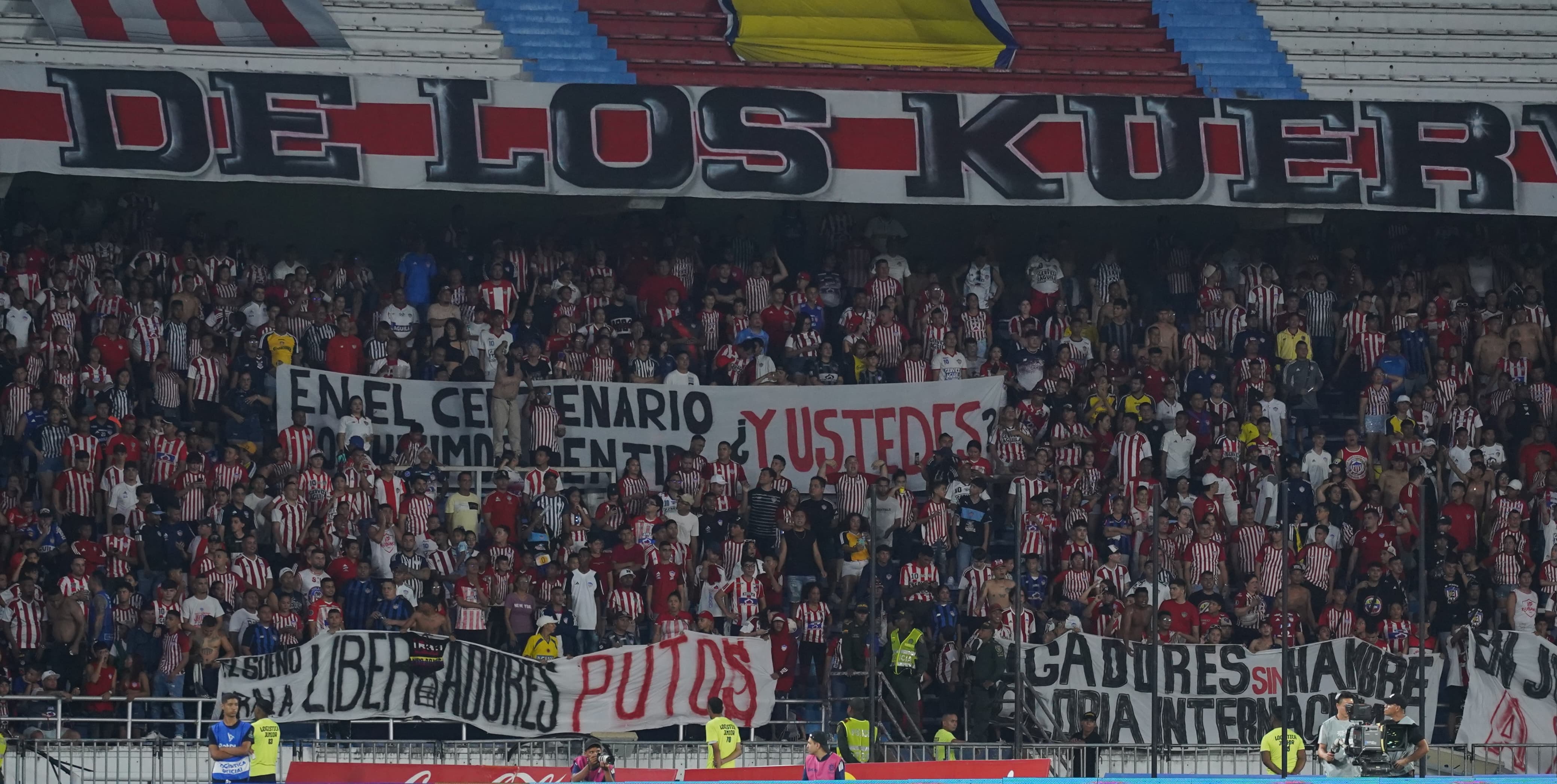 Las pancartas estuvieron a la vista durante todo el partido. 