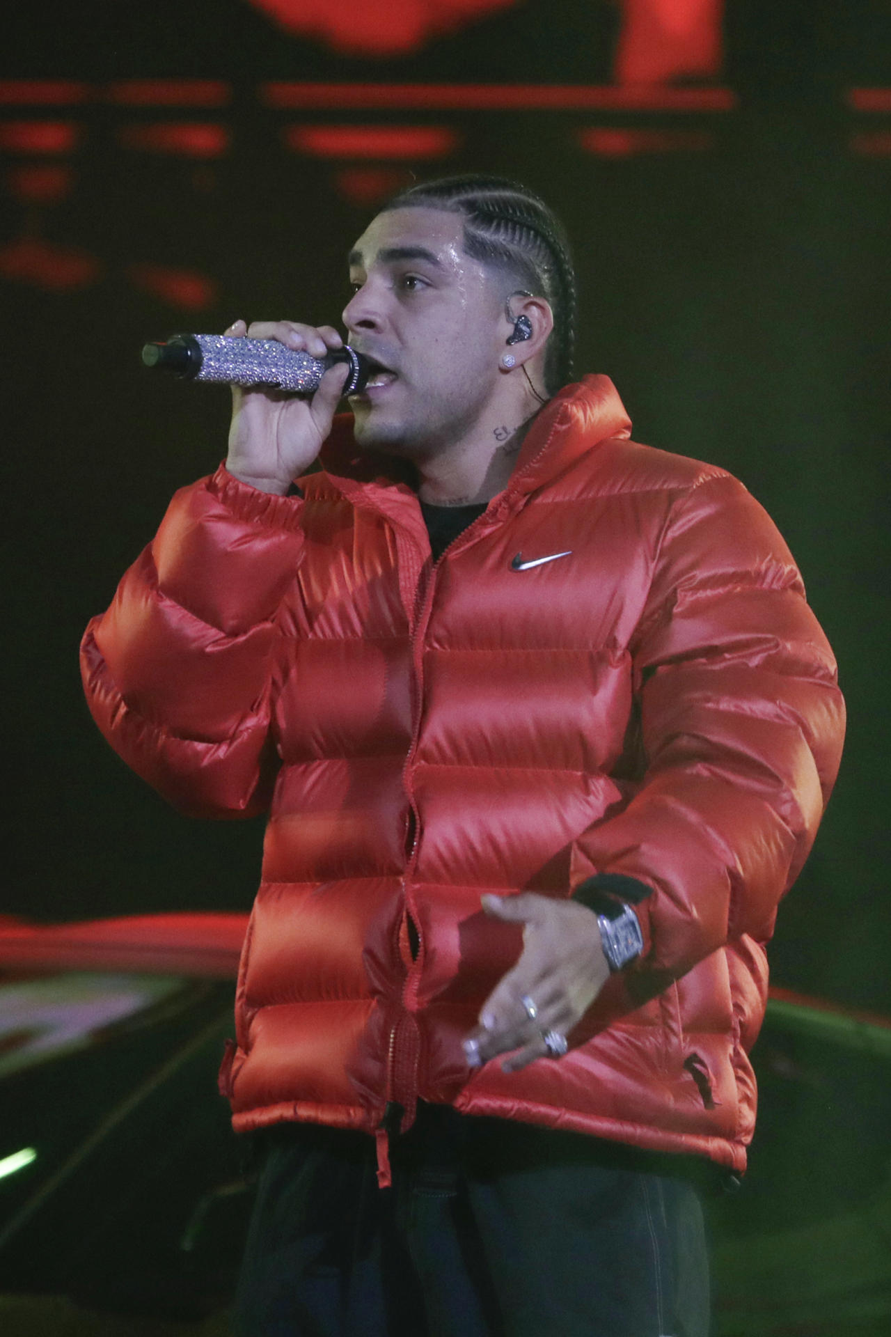 Ryan Castro, canta durante un concierto en el Movistar Arena.