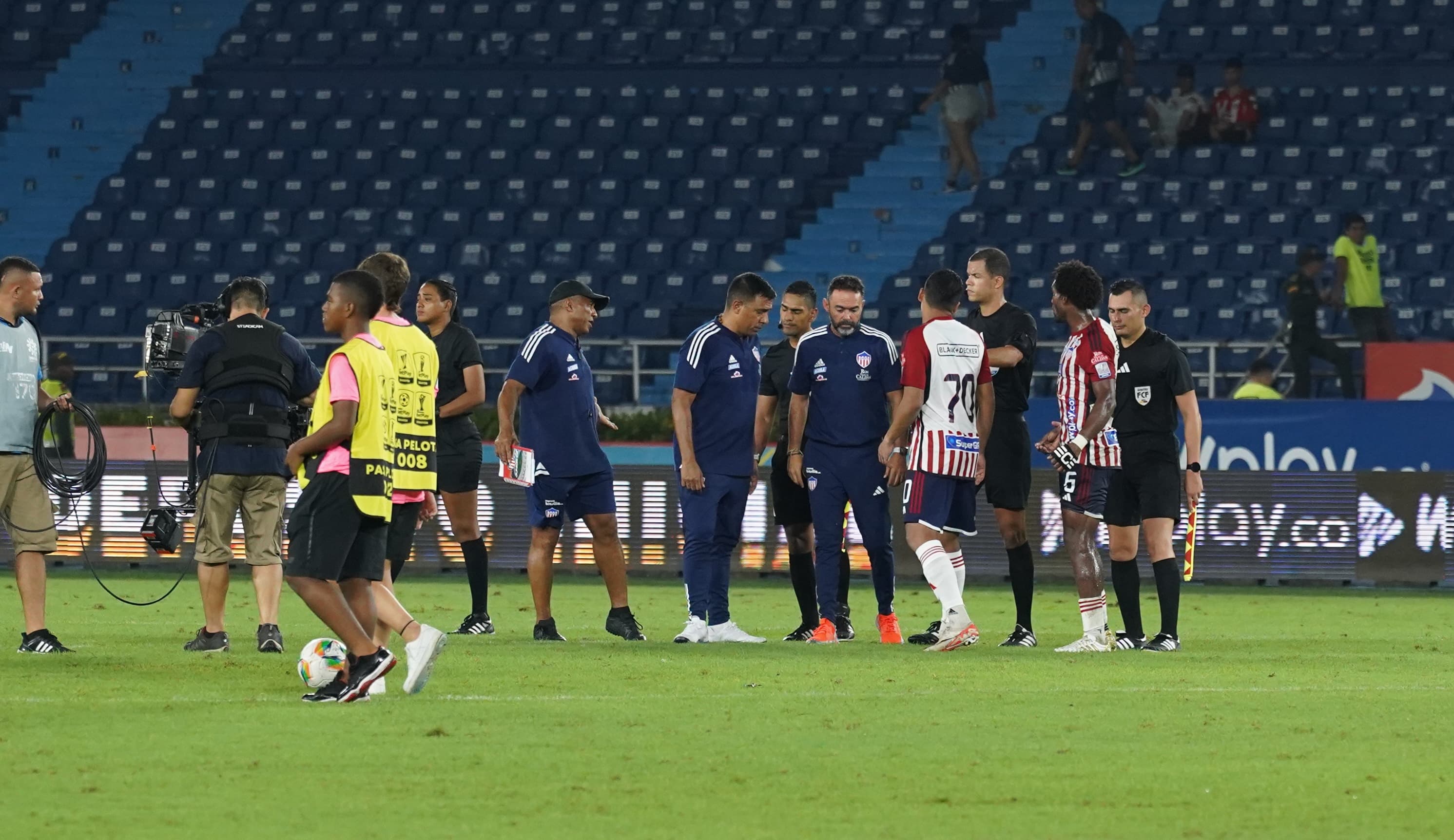 Desúés del partido, el técnico del Junior fue a buscar al árbitro Jhon Ospina. 