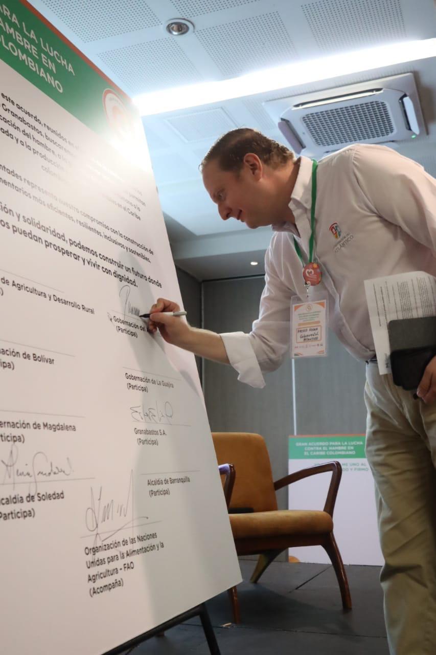 Rachid Náder, delegado de la Gobernación del Atlántico, firmando el Pacto.