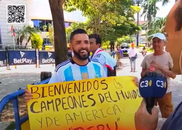 Uno de los aficionados colombianos con la camiseta de Argentina