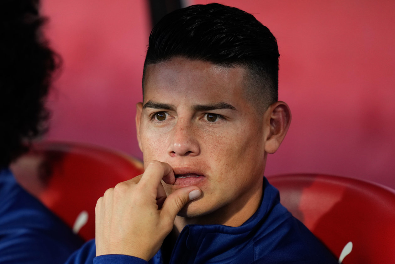 James Rodríguez, en el banco de suplentes del Rayo Vallecano.