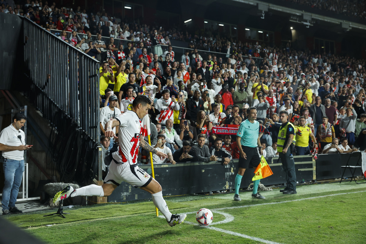 James ejecuta un tiro de esquina en el juego contra Osasuna.