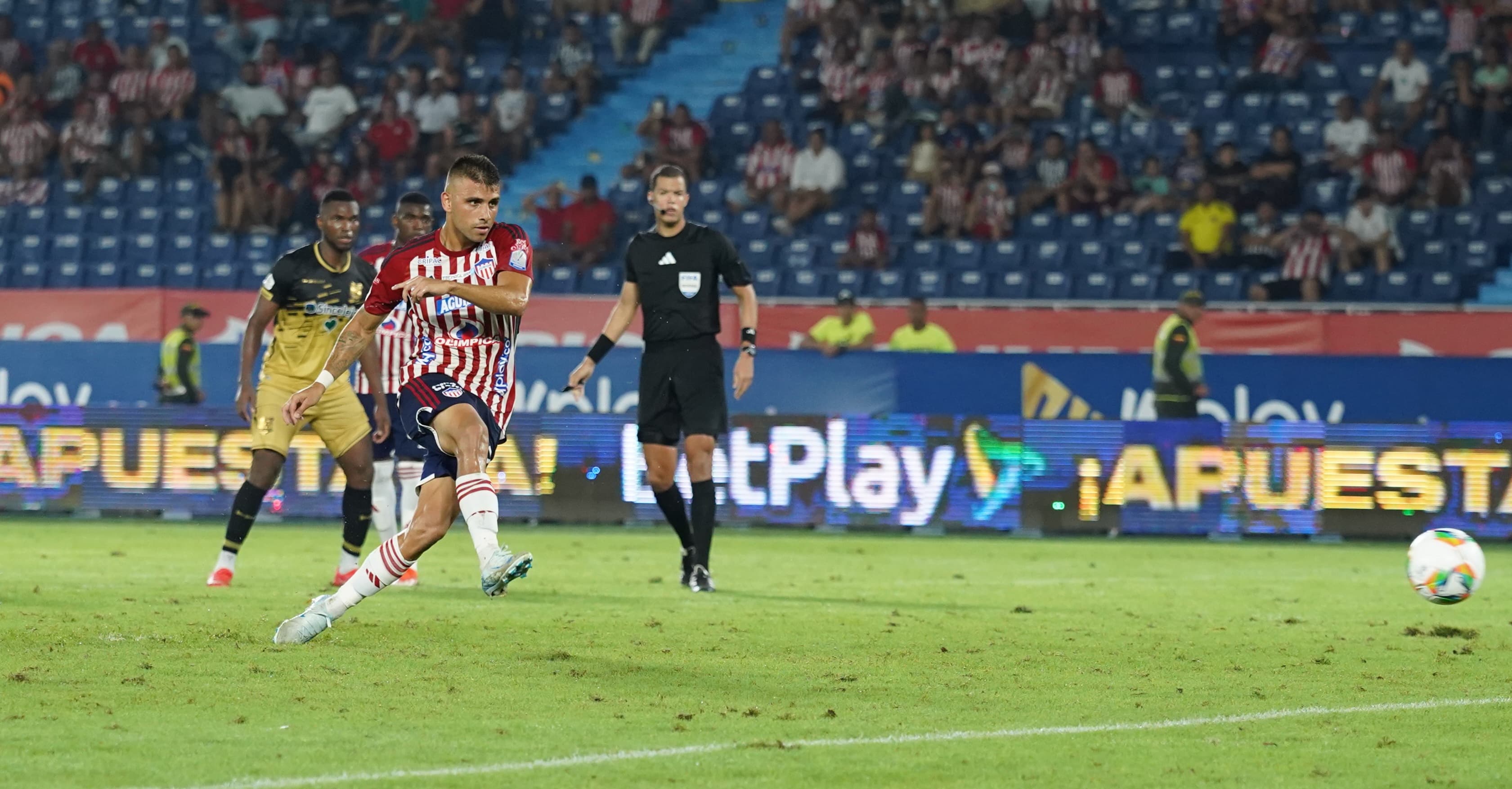 El gol de pena máxima para descontar ante Águilas Doradas. 