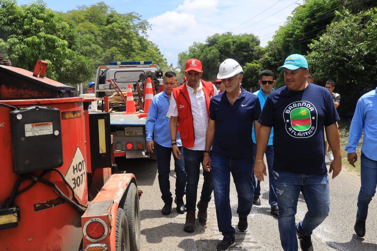 Verano inspeccionando las obras con el alcalde de Baranoa, Édinson Palma. 