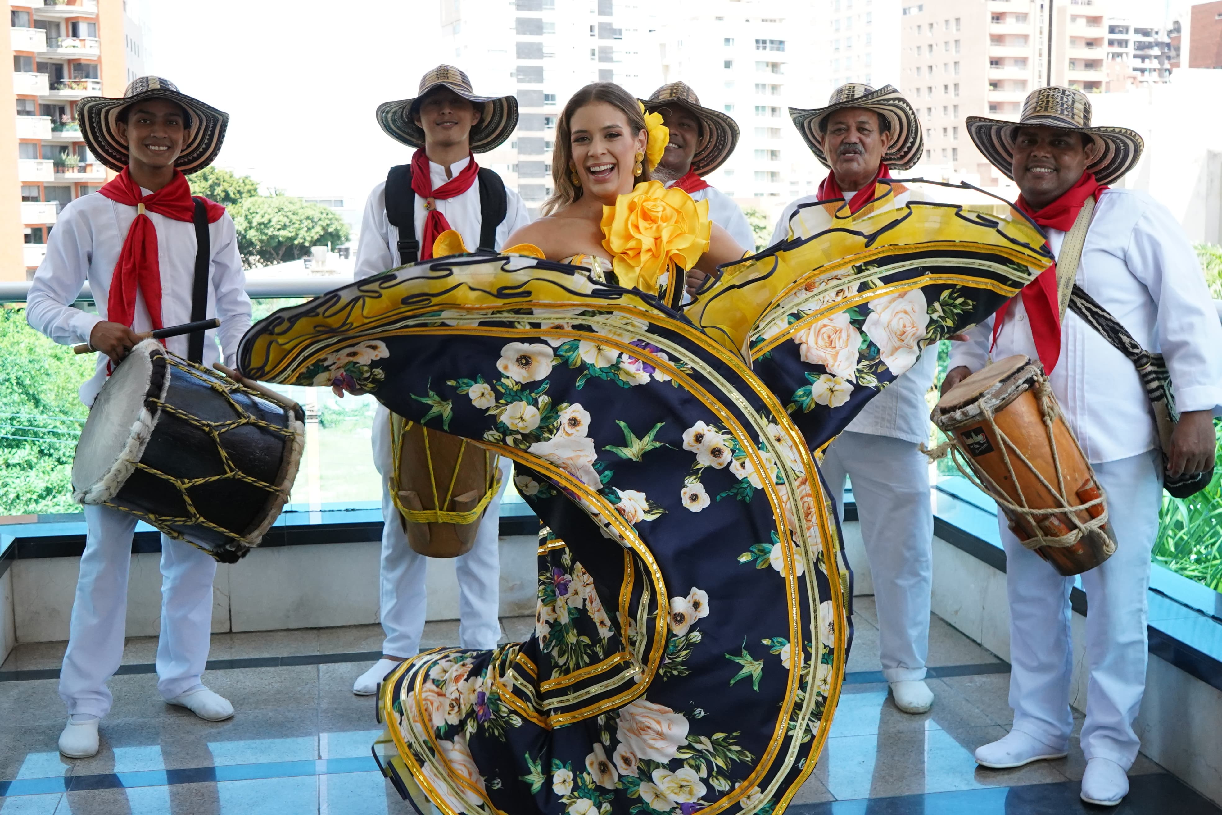 Al ritmo de cumbia llegó la soberana a las instalaciones de Zona Cero.