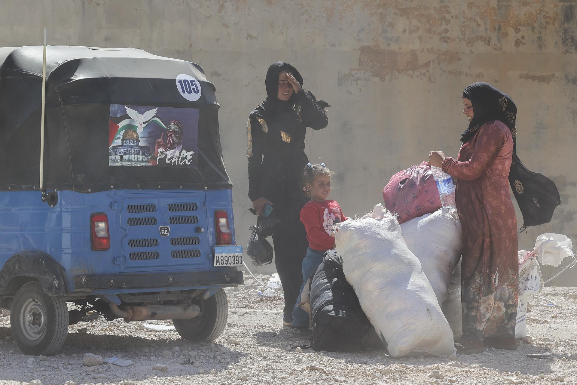 Refugiados sirios y libaneses que huyen de los bombardeos de Israel en el sur del Líbano.