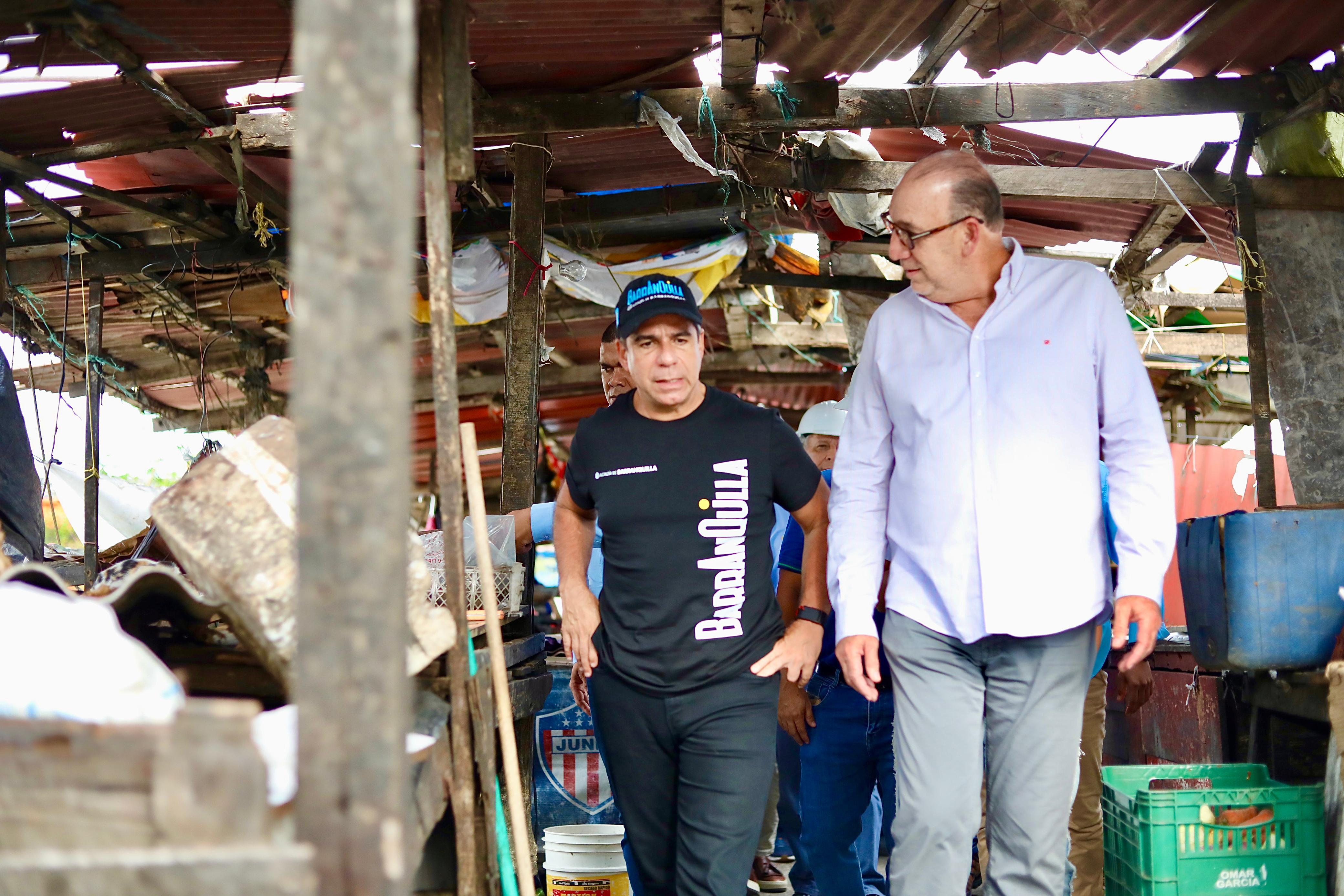 El Alcalde de Barranquilla, Alex Char, inspeccionando las obras.