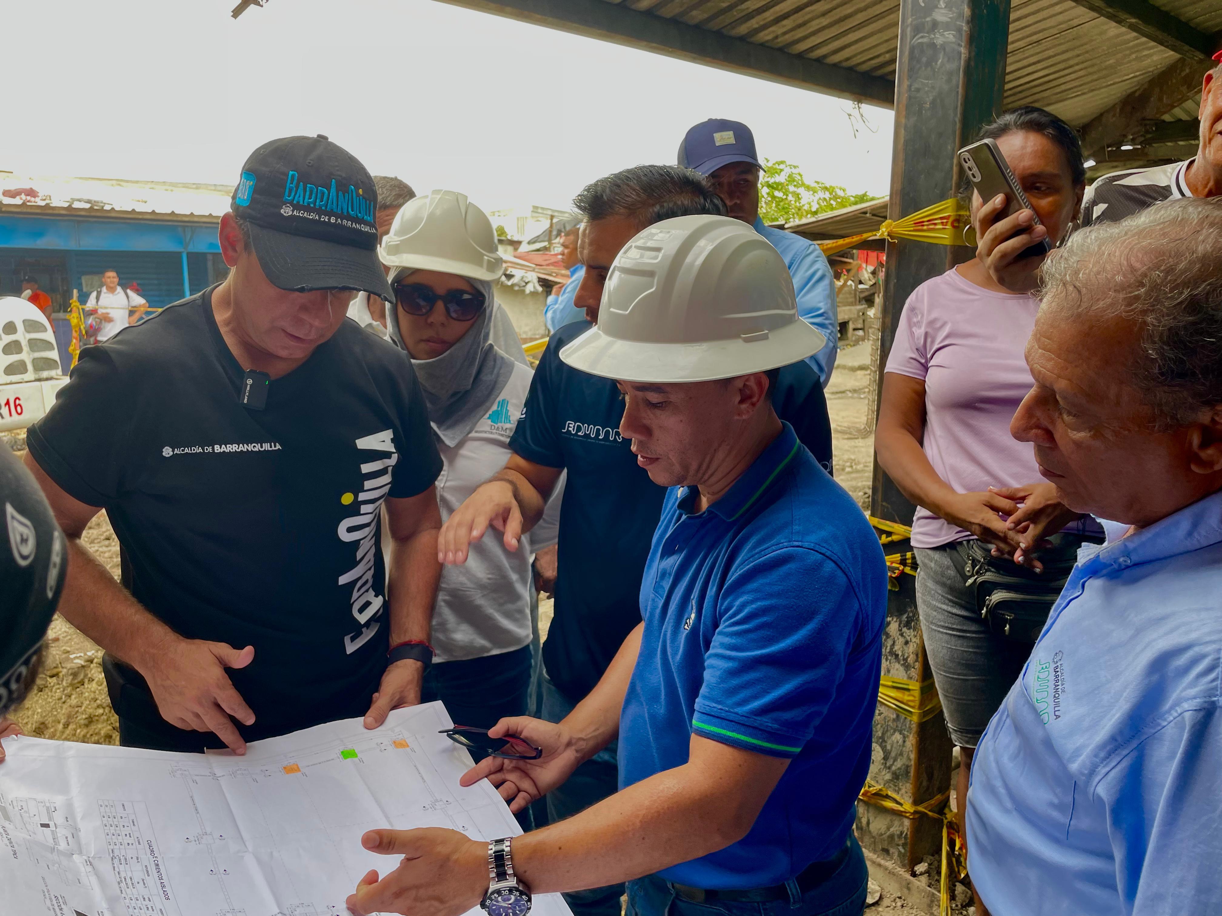 El Alcalde de Barranquilla, Alex Char, inspeccionando las obras.