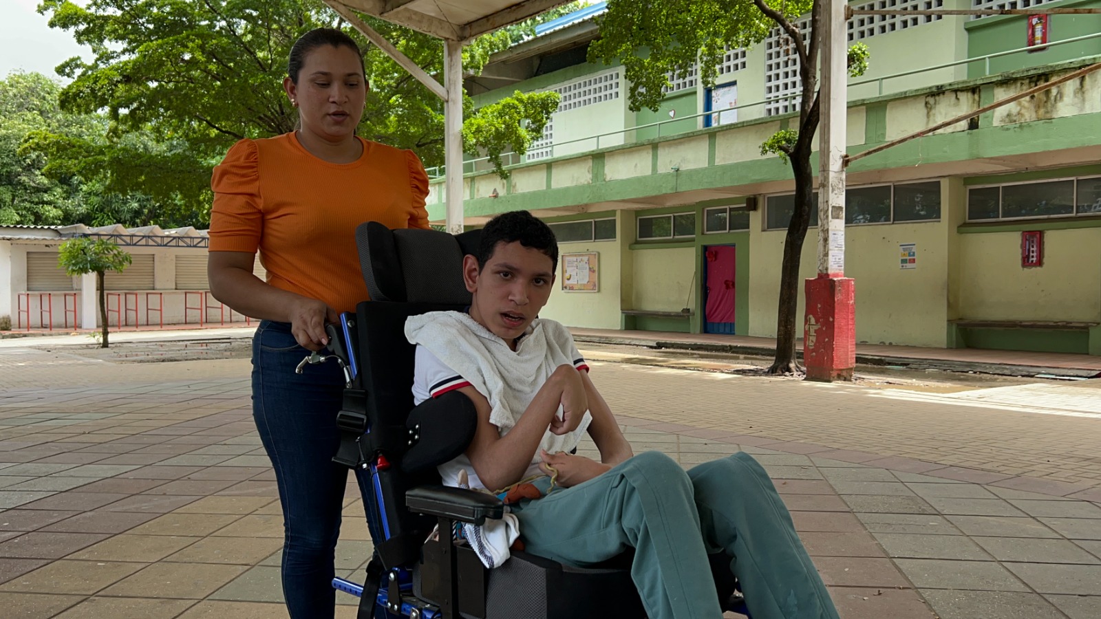 Carmen Brujes junto a su hijo Moisés Linares.