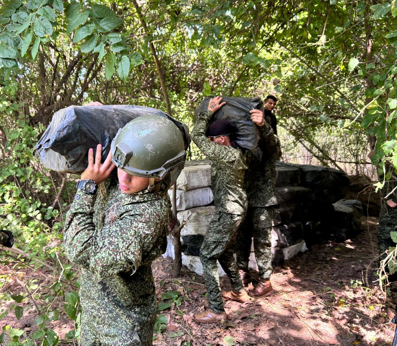 Cocaína incautada por la Armada en una caleta subterránea. 