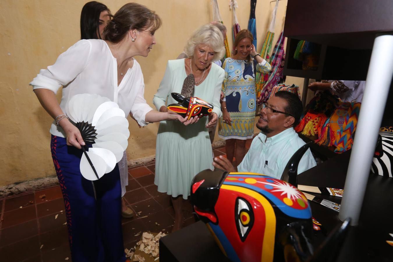 Manuel Pertuz con la exprimera Dama María Clemencia Rodríguez de Santos y la actual Reina Camila de Inglaterra. 