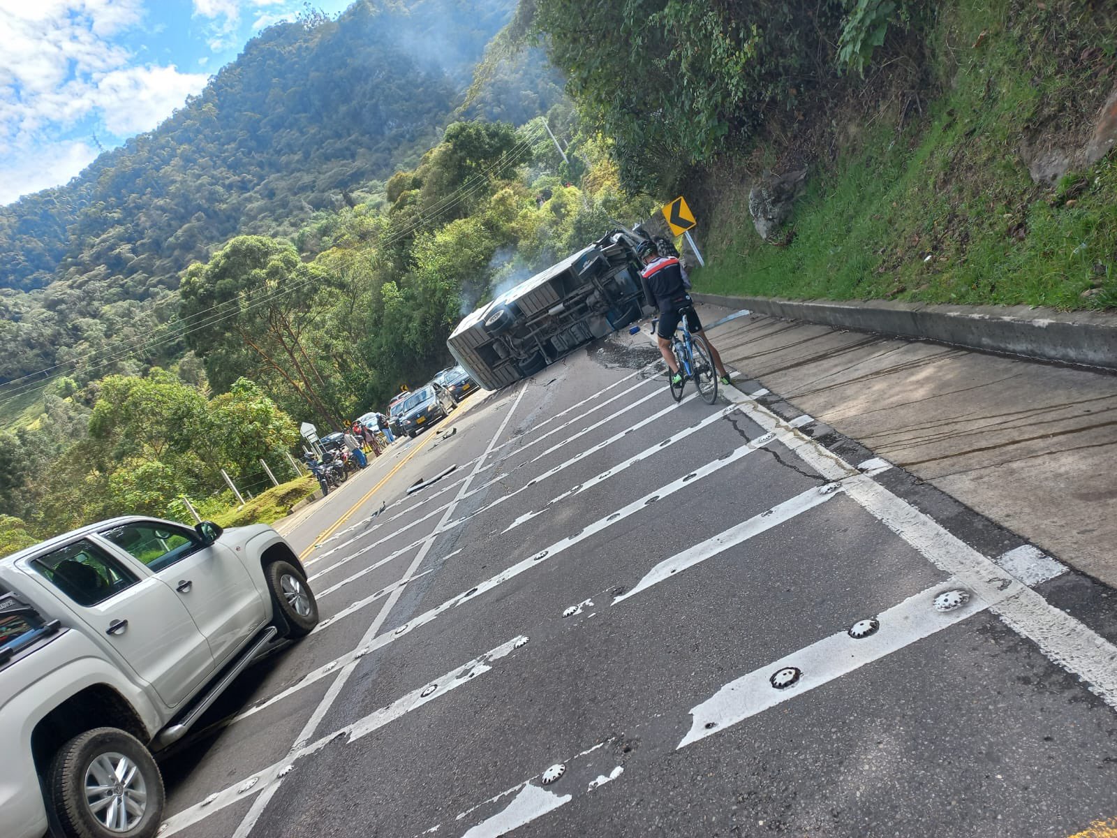 Zona del accidente donde se volcó el bus.