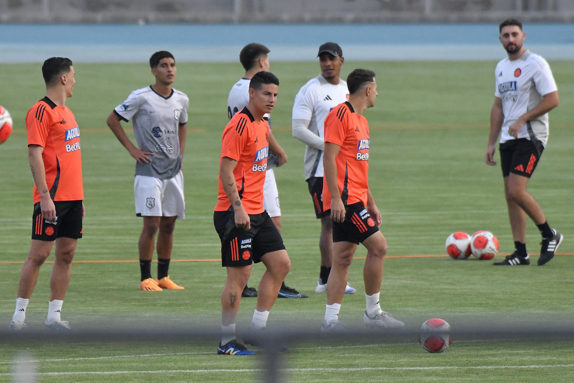 James Rodríguez junto al equipo convocado por Néstor Lorenzo.