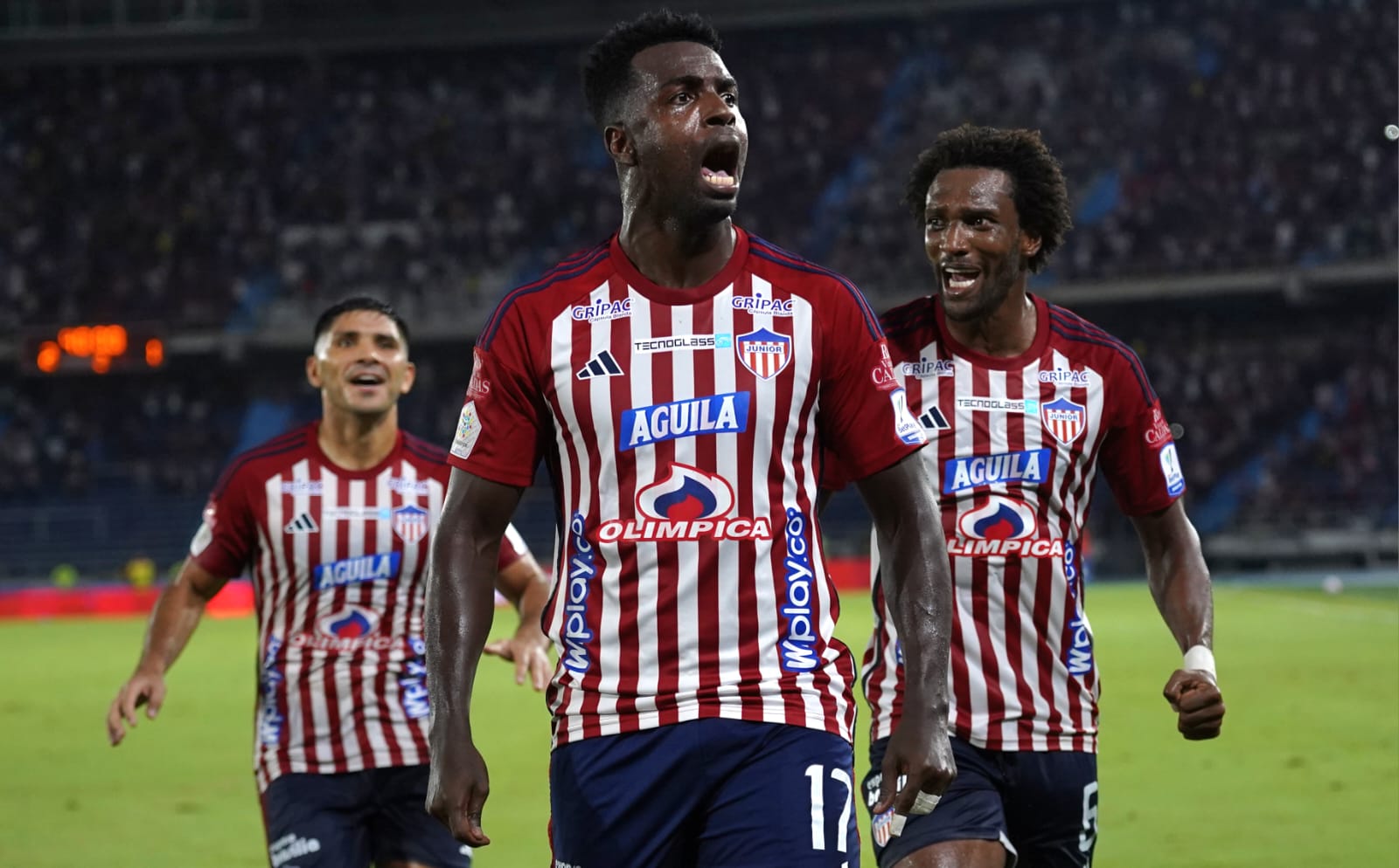 Marco Pérez celebrando su gol.