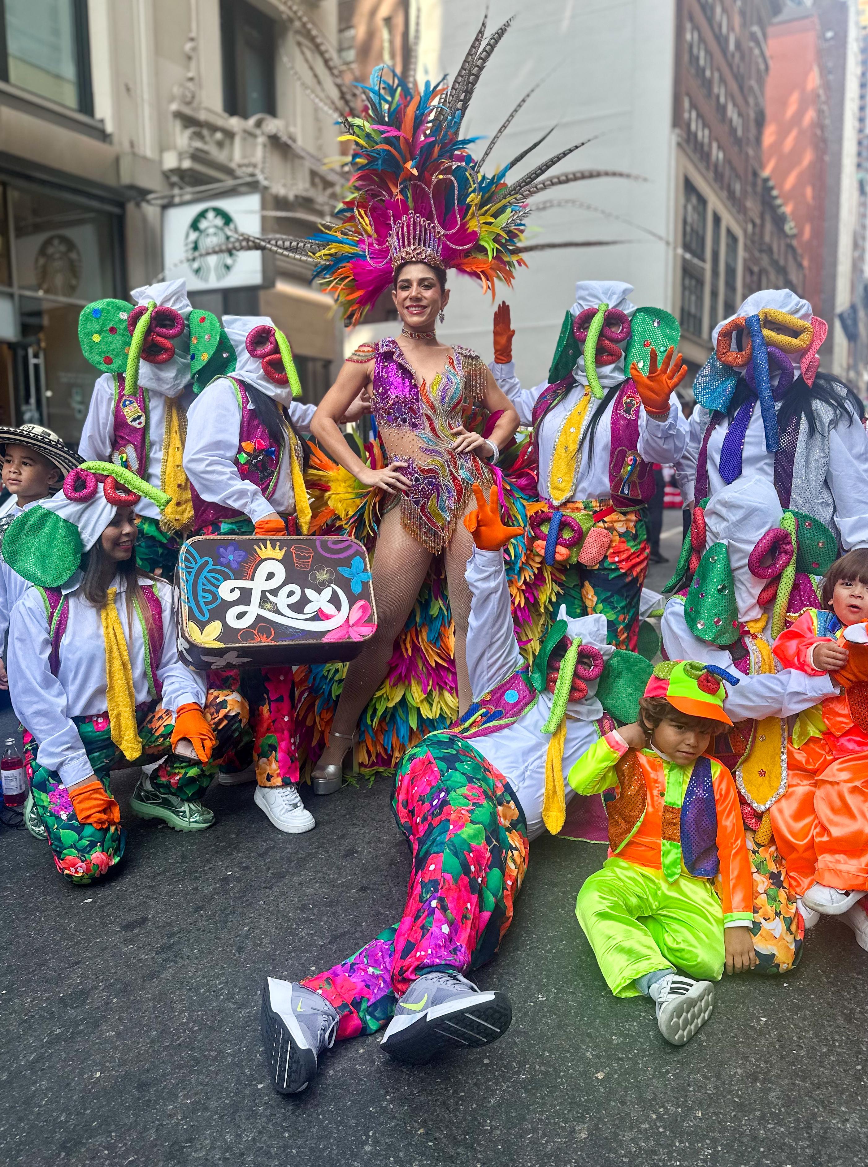 Una delegación de Marimondas acompañaron a la Reina Alexsandra.