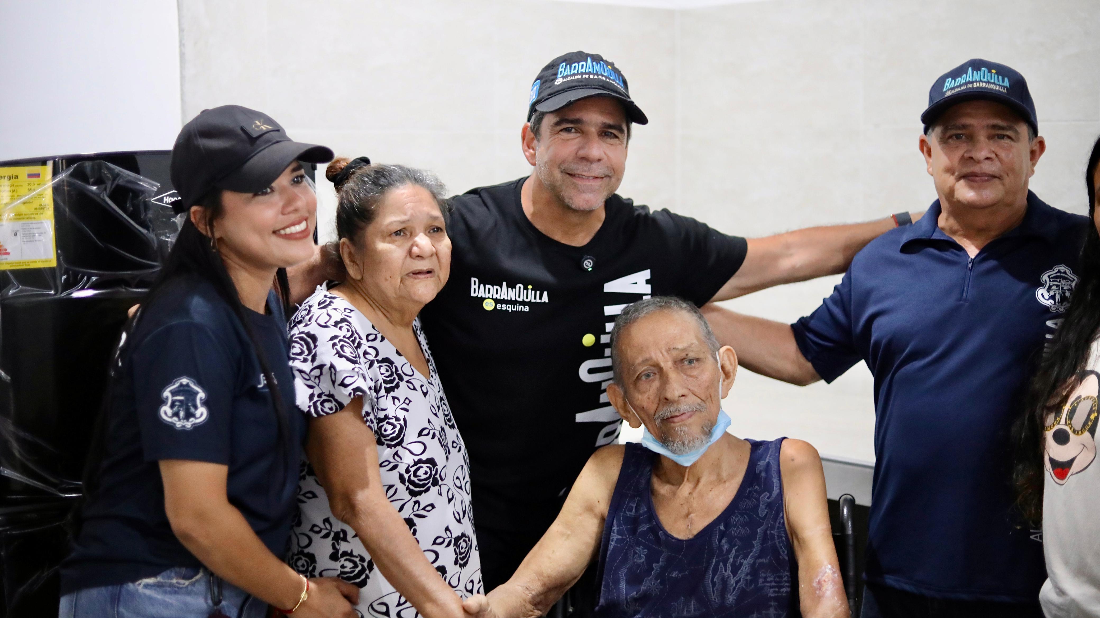 Alcalde Alex Char con una de las familias beneficiarias.