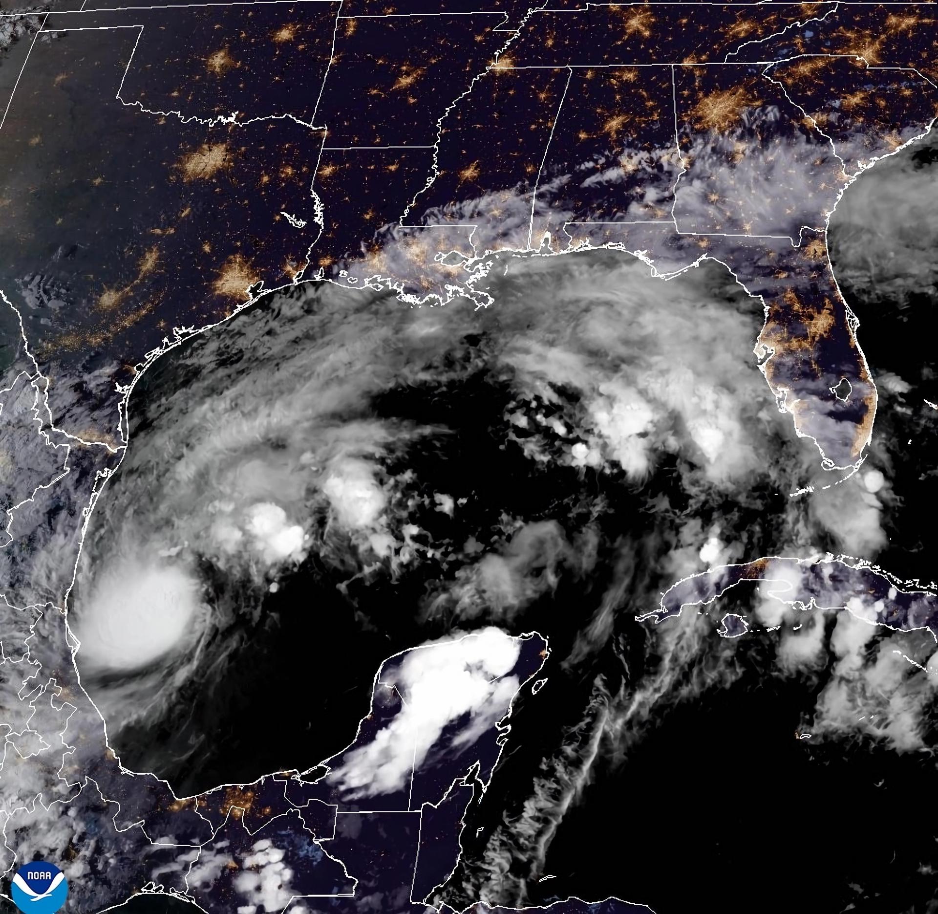 Fotografía satelital cedida por la Oficina Nacional de Administración Oceánica y Atmosférica (NOAA).