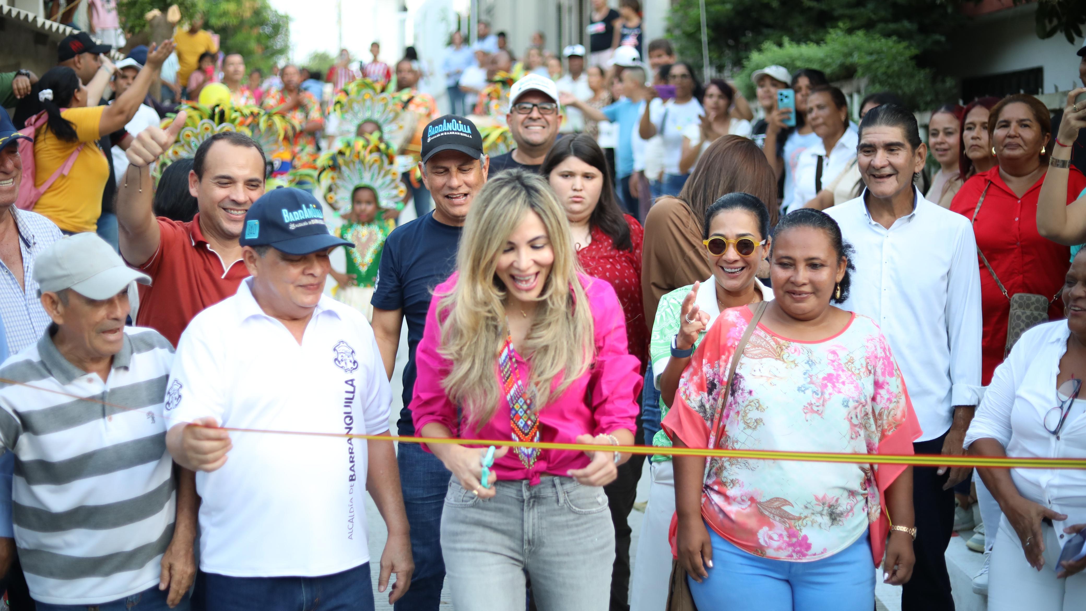 Inauguración de las nuevas vías con Ana María Aljure, gerente de ciudad.