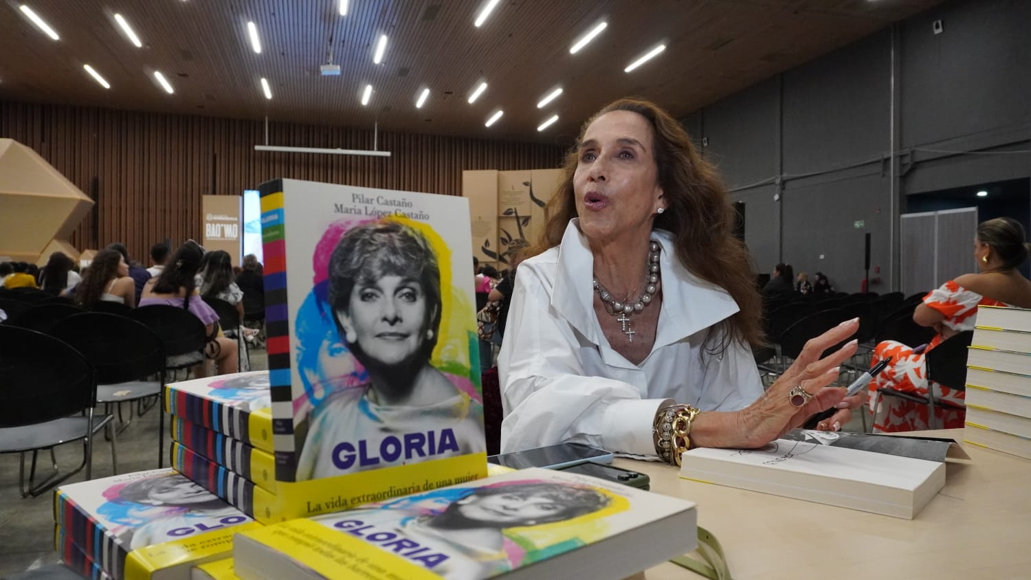 Pilar Castaño con su libro.