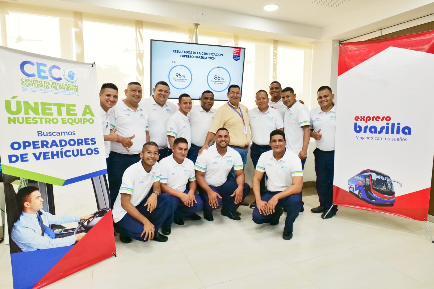 Grupo de estudiantes y formadores del primer grupo de estudio de  Técnico Laboral por Competencias en Operación de Bus y Otros Medios de Transporte Colectivo y Masivo.