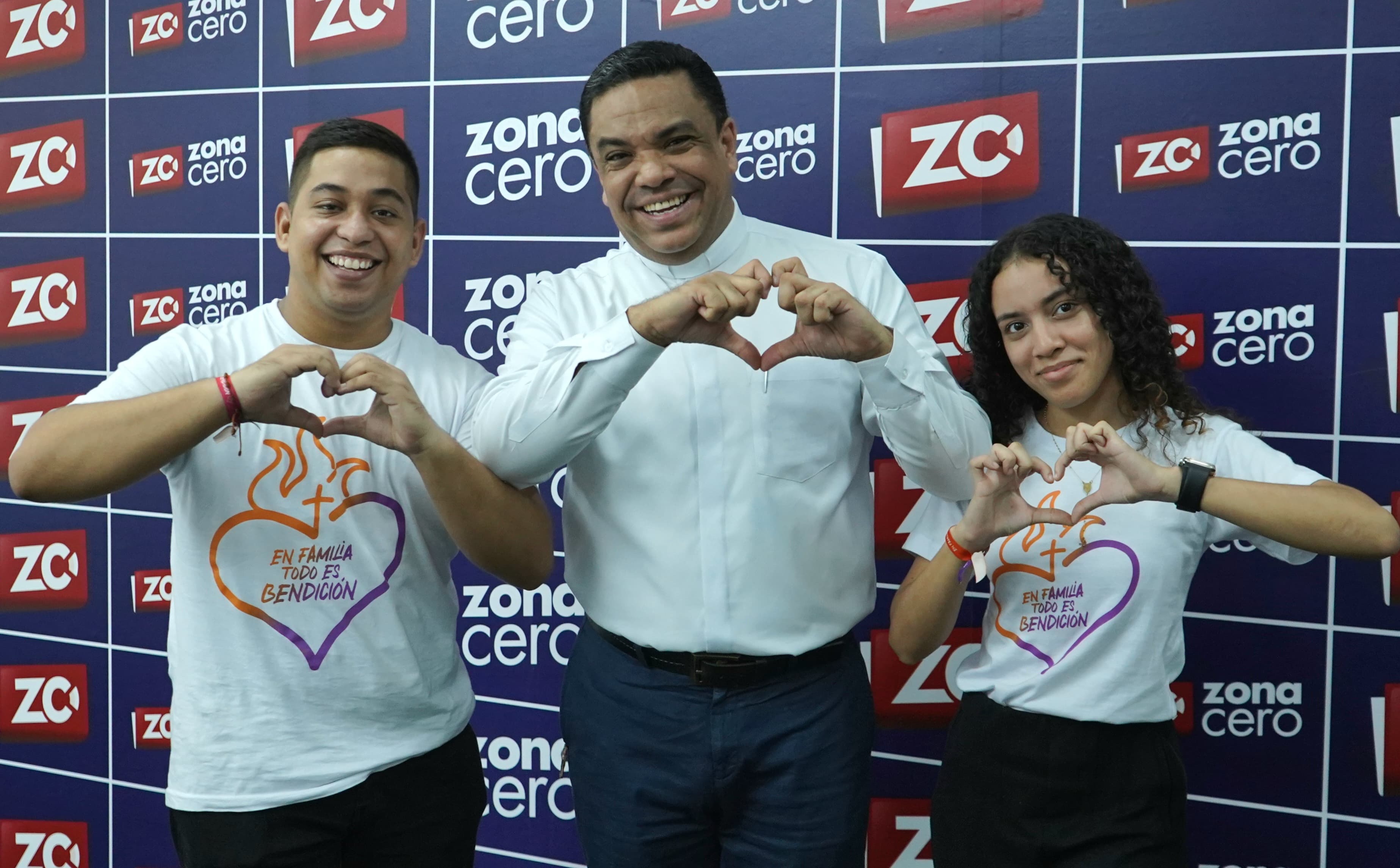 Equipo de comunicaciones de la Arquidiócesis de Barranquilla junto al padre Jaime Marenco.