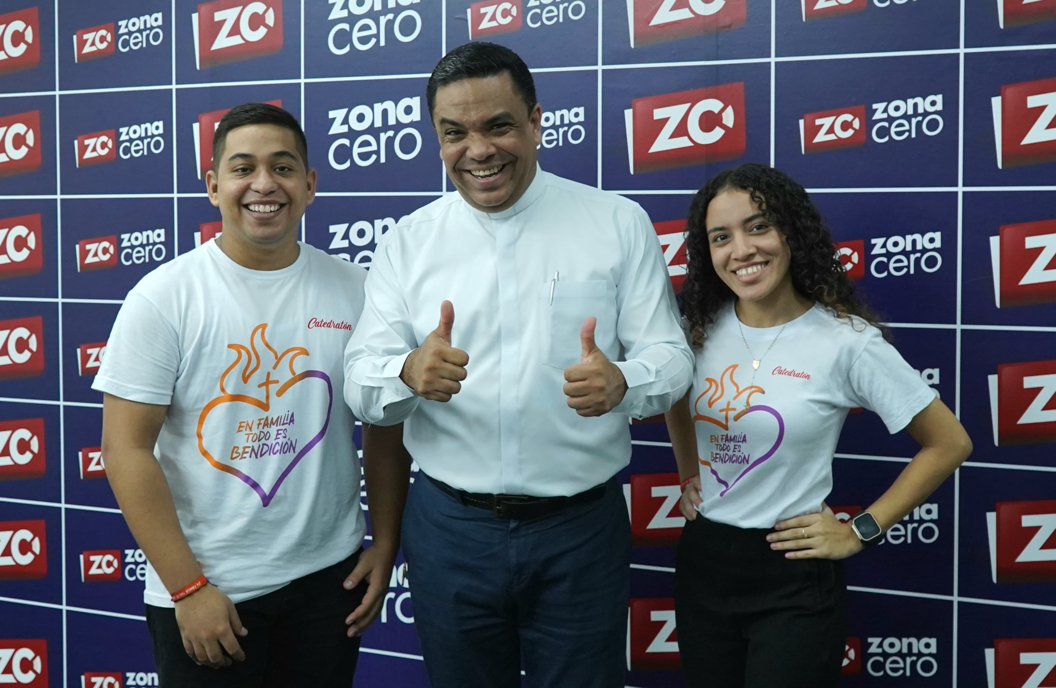 Equipo de comunicaciones de la Arquidiócesis de Barranquilla junto al padre Jaime Marenco.