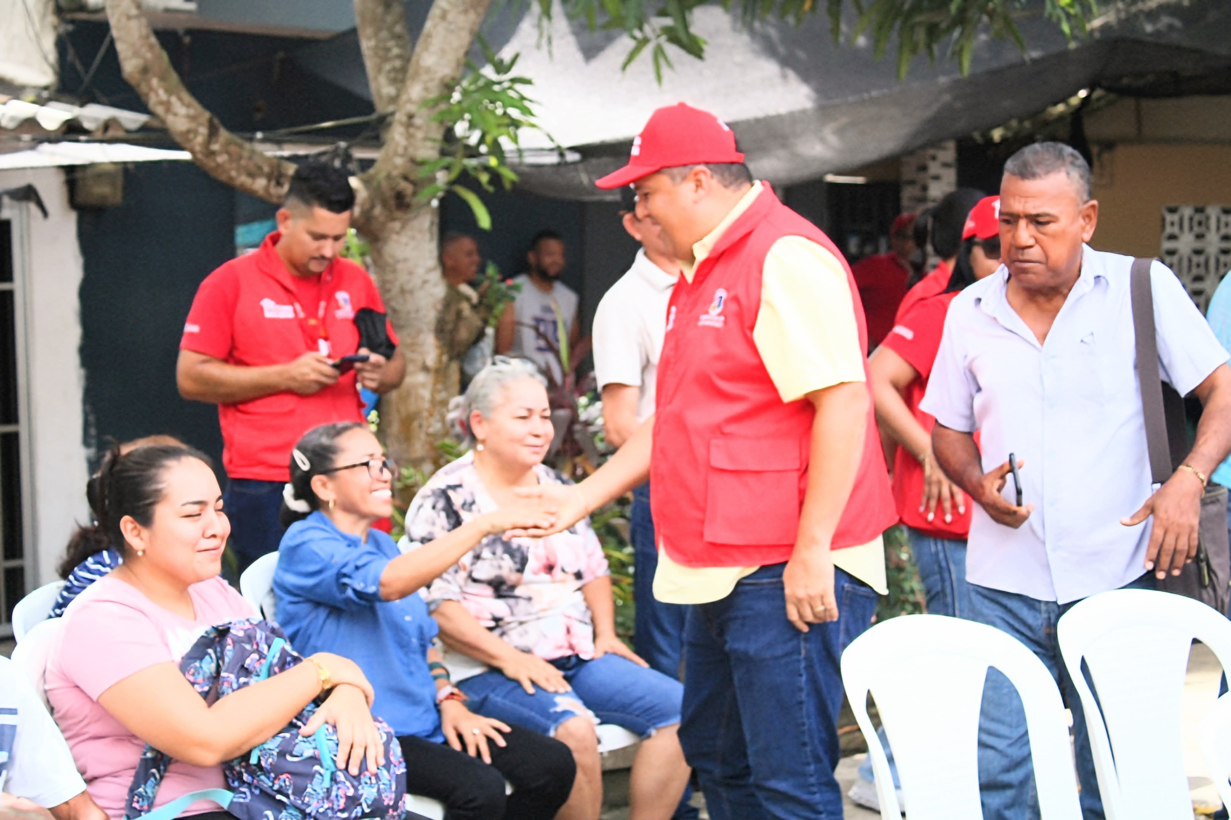 Personal de la Gobernación junto a beneficiarios de 'Mi Casa Bacana'.