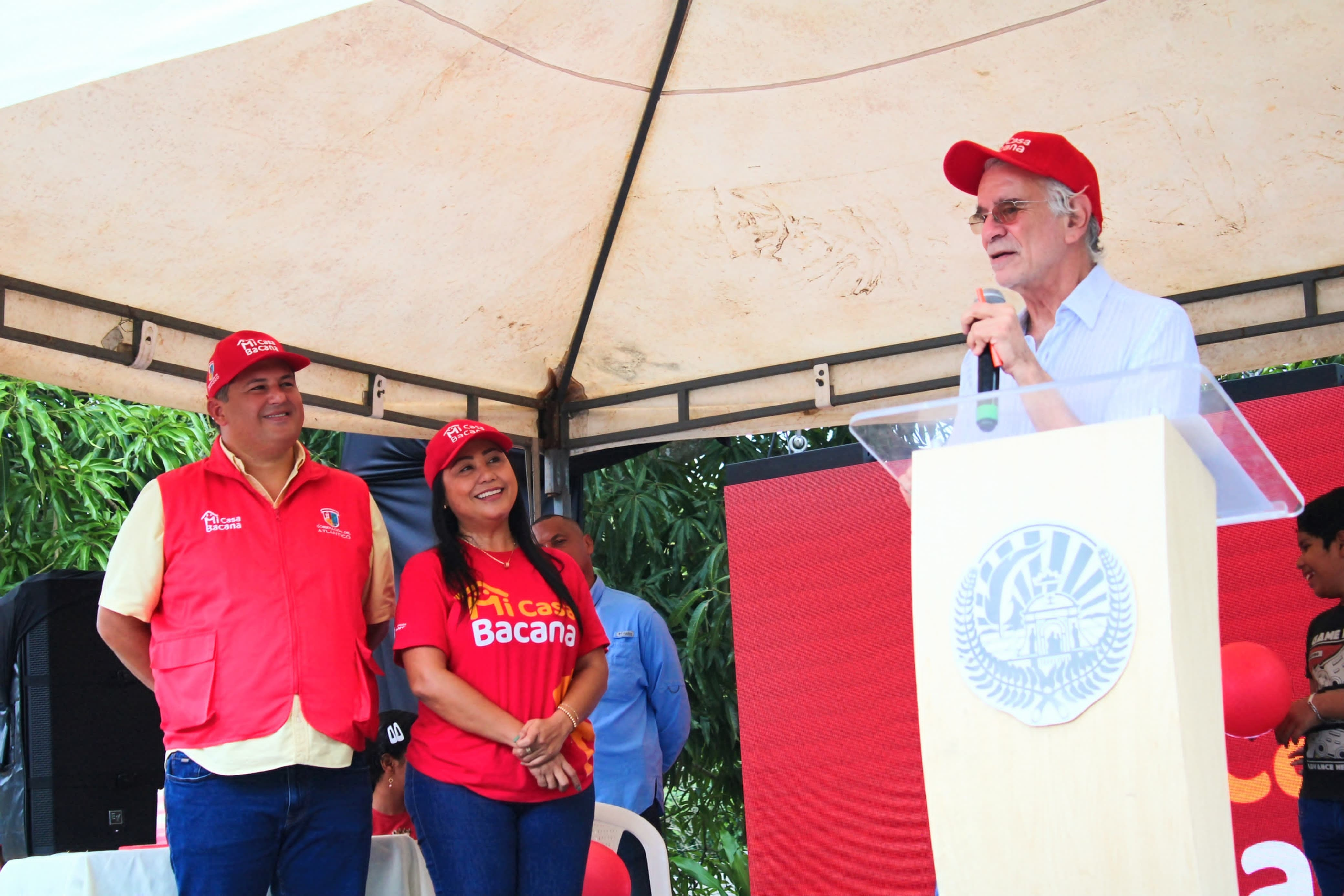 Gobernador Eduardo Verano en evento en el sector San Martín, Baranoa.