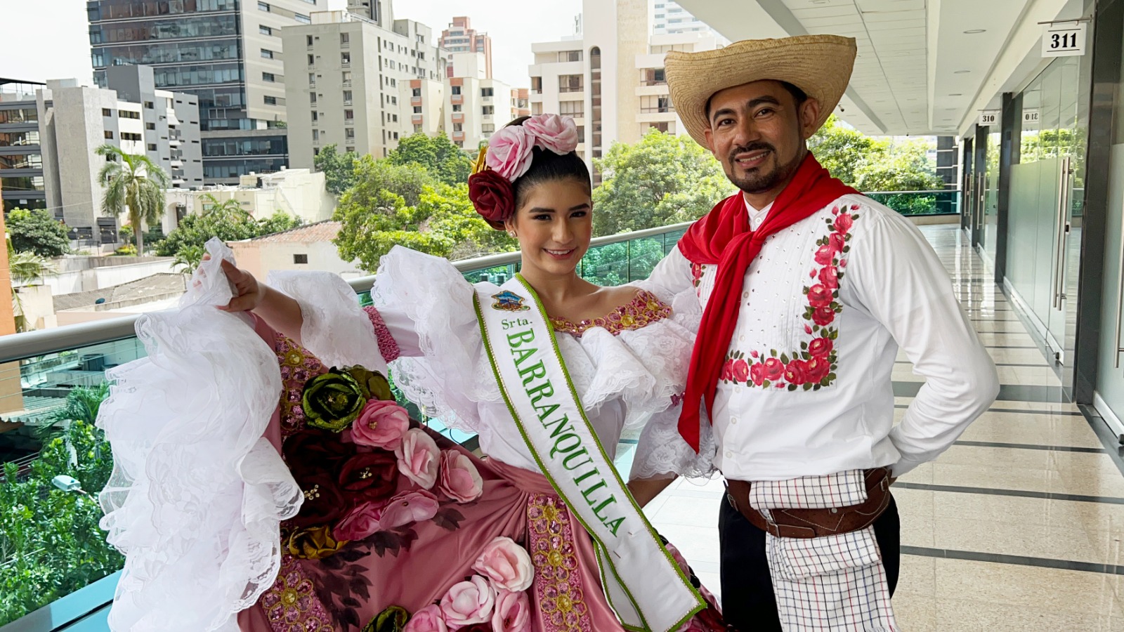 Luz Irina Gómez y su profesor Héctor Camargo. 