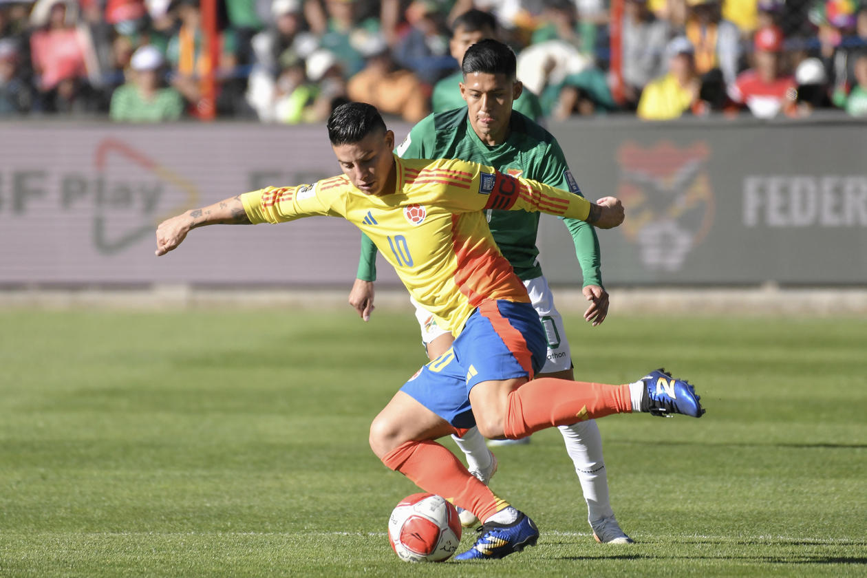 James Rodróiguez domina la pelota ante la marca de un boliviano.