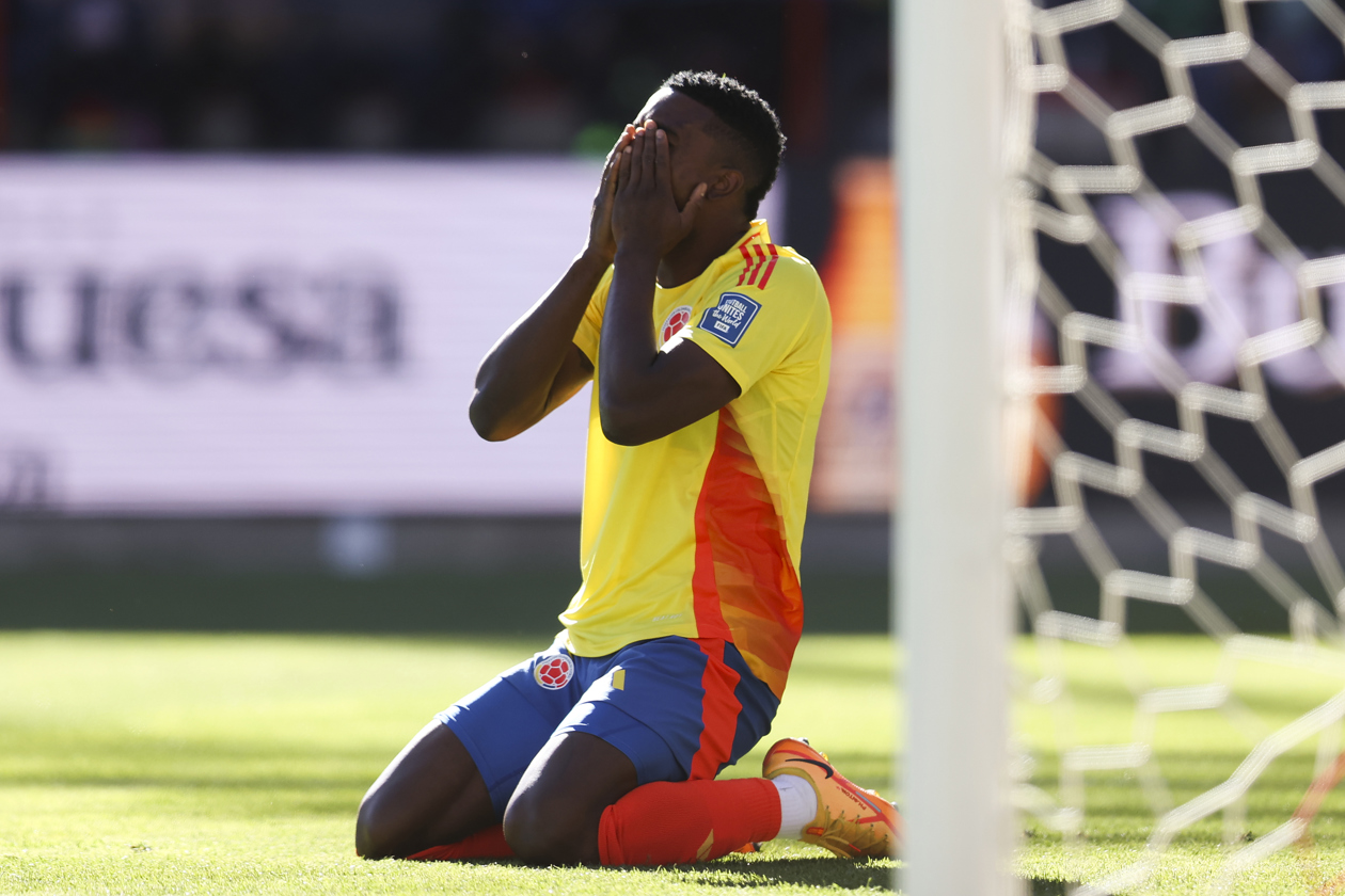 Jhon Córdoba falló varias ocasiones de gol.