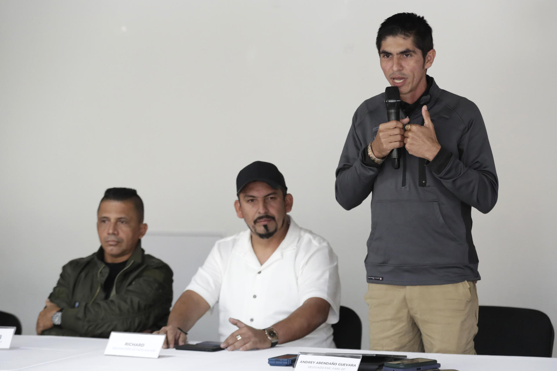 El delegado de las EMC, Andrey Avendaño (derecha), habla durante la instalación del VI ciclo de diálogos de paz con el Estado Mayor Central.